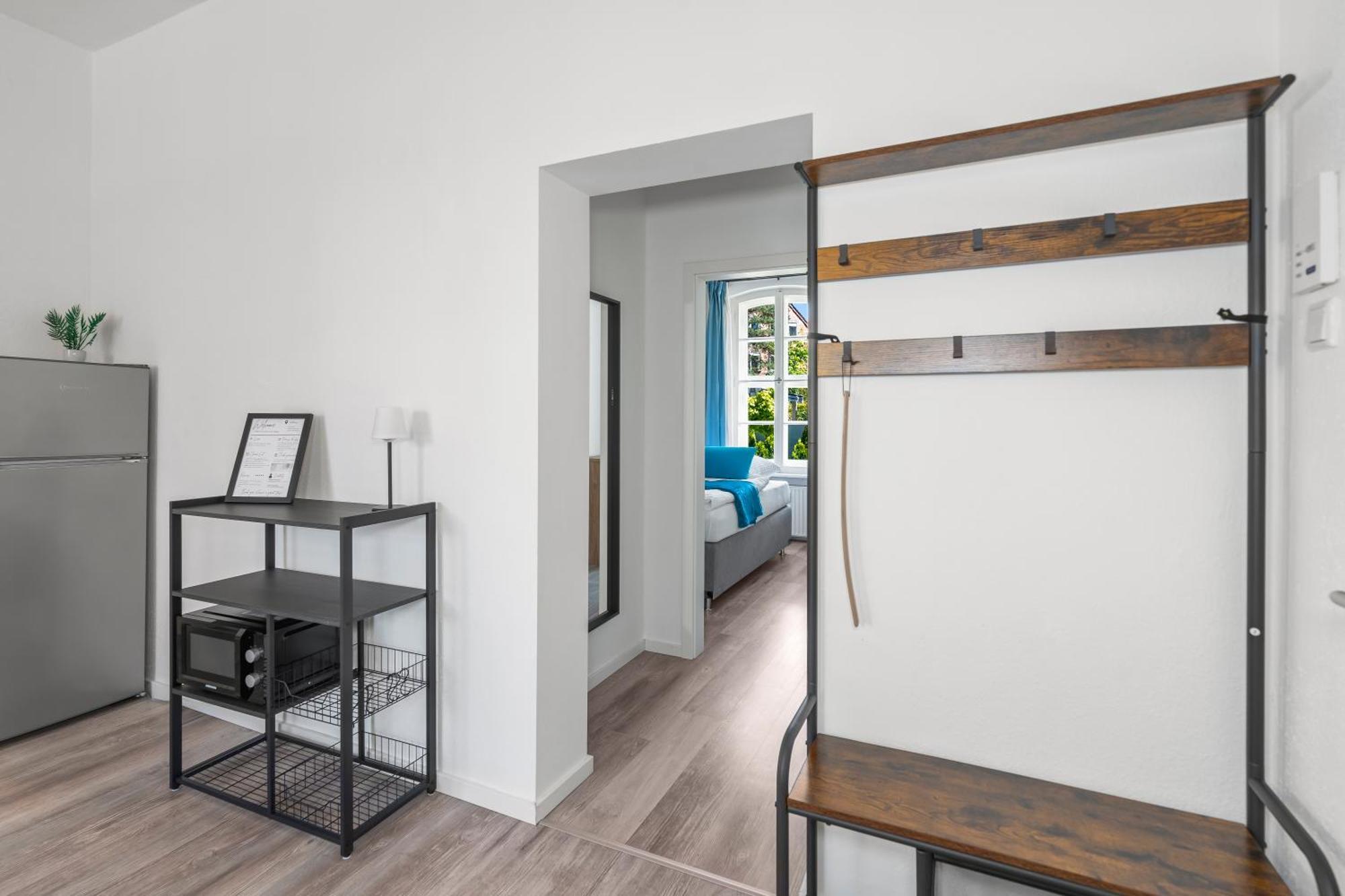 Modern + Stylish For 5: Garden + Kitchen + Parking Apartment *