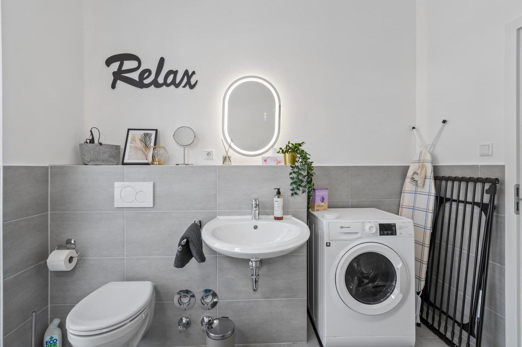 Modern + Stylish For 5: Garden + Kitchen + Parking Apartment *